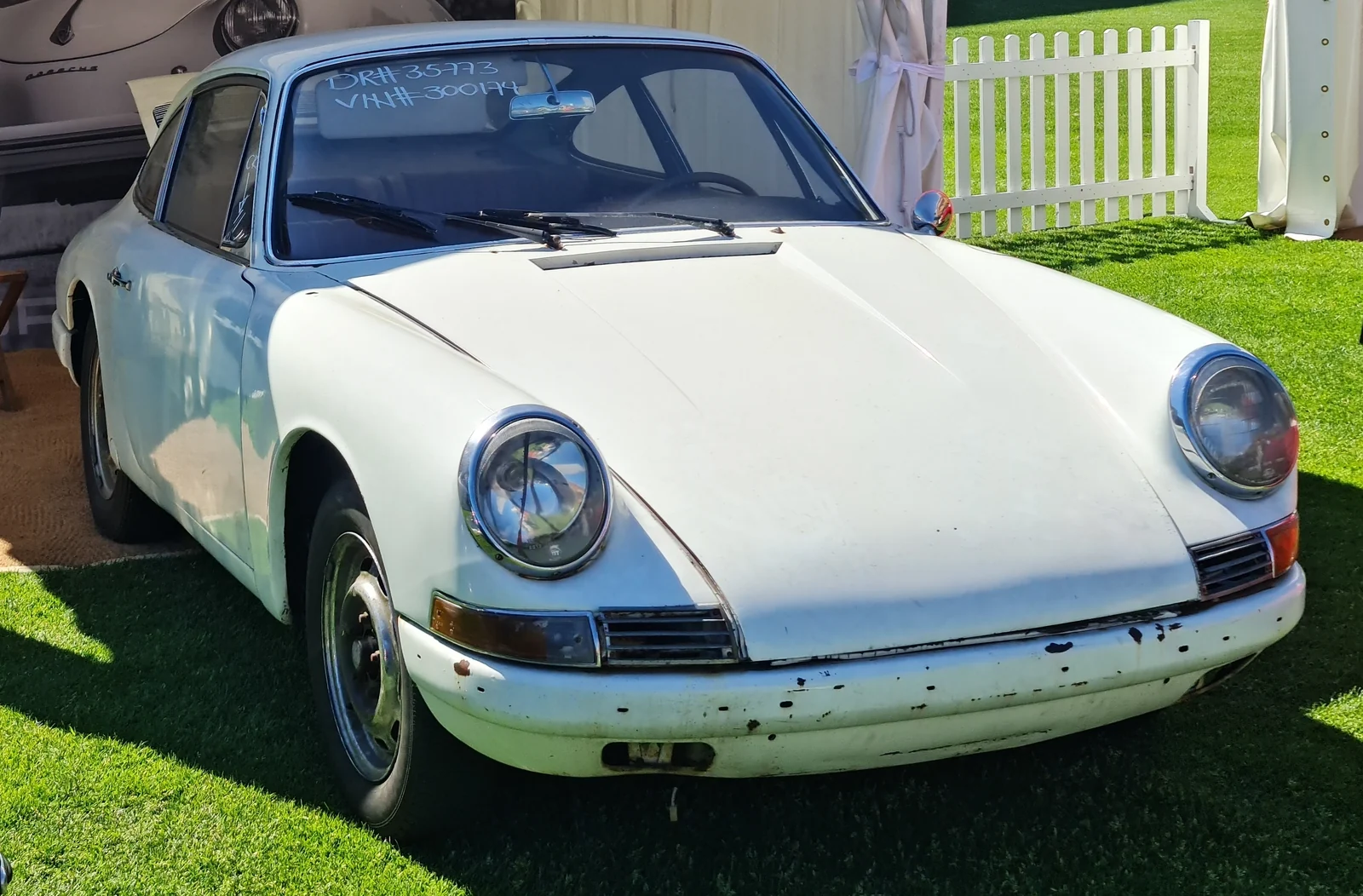 白色早期 Porsche 901 的前侧视图,保留原车漆面使用痕迹。